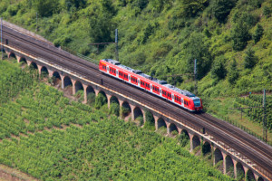Ein 425 der DB auf dem Pündericher Hangviadukt, aufgenommen am 18.07.2020.