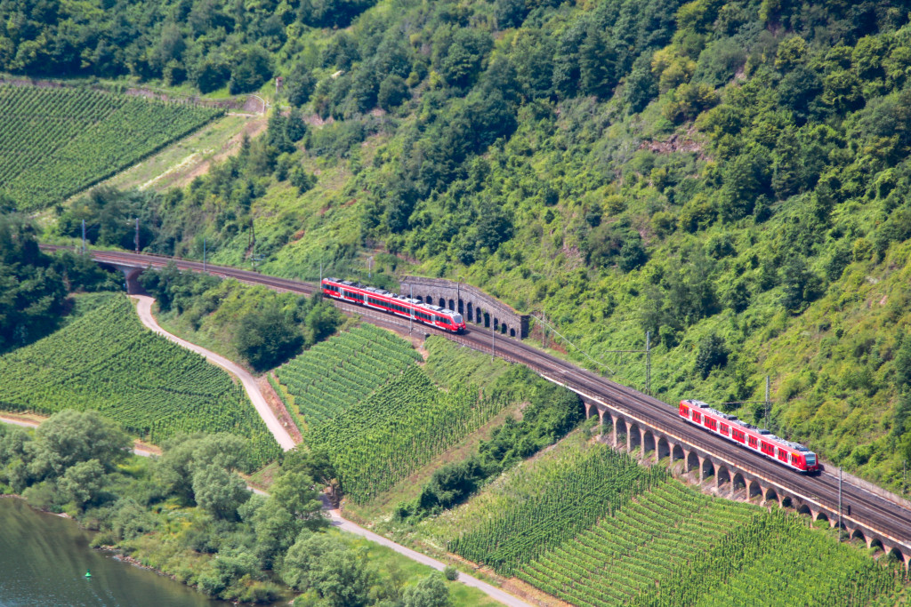 Zugbegegnung auf dem Pündericher Hangviadukt durch einen 425 und einen 442 der DB, aufgenommen am 18.07.2020.
