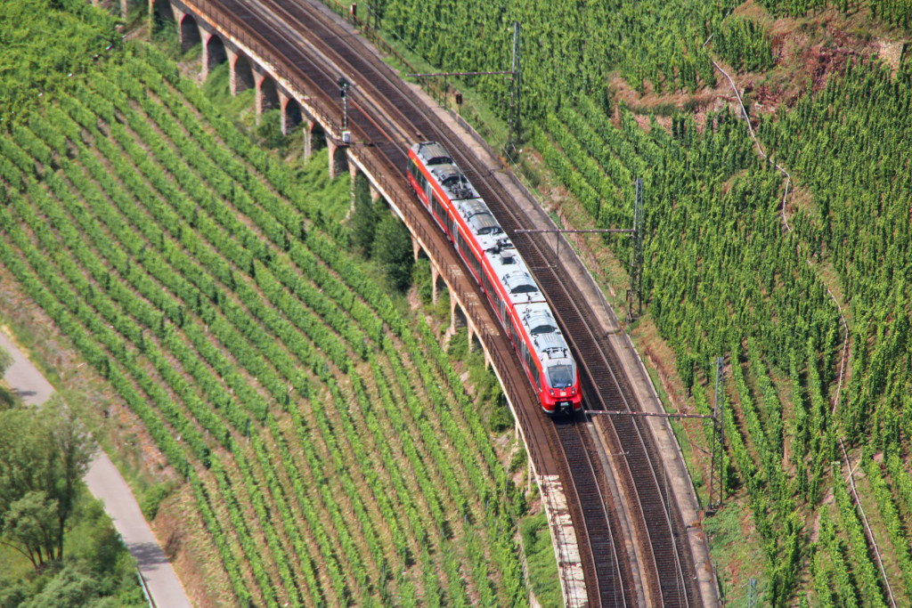 Ein 442 der DB auf dem Pündericher Hangviadukt, aufgenommen am 18.07.2020.