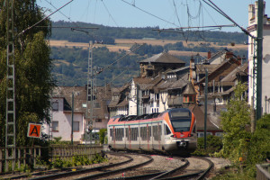 Ein FLIRT der VIAS an der Stadtkulisse von Kaub, aufgenommen am 23.07.2020.