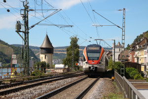 Ein FLIRT der VIAS verlässt den Bahnhof Kaub, aufgenommen am 23.07.2020.