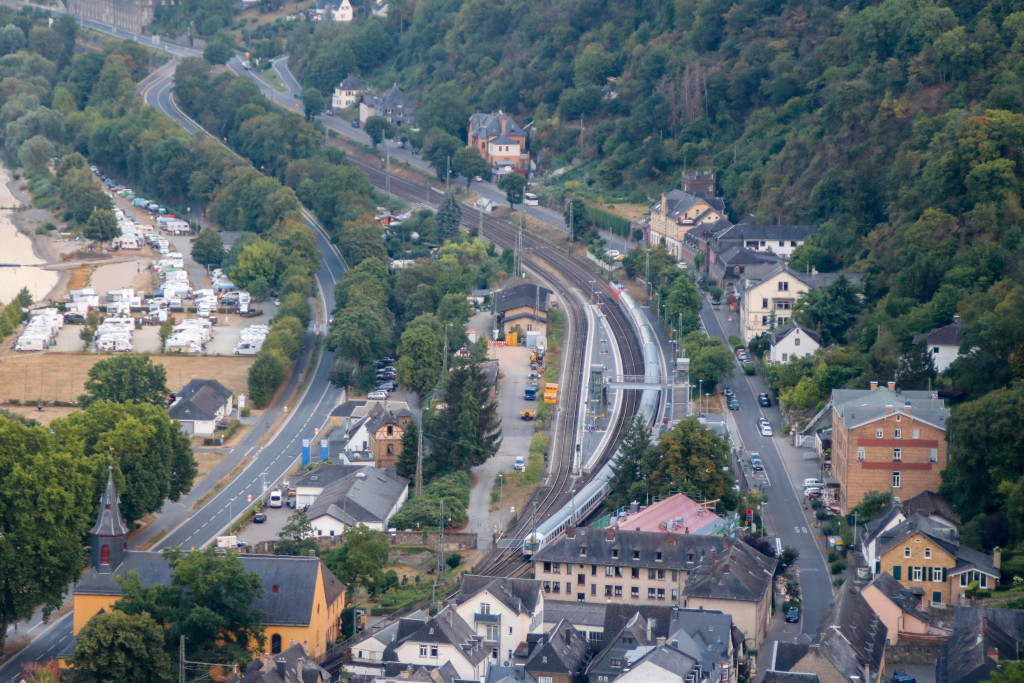 Eine 101 eilt mit ihrem IC durch den Bahnhof Bacharach, aufgenommen am 08.08.2020.