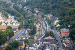 Eine 101 eilt mit ihrem IC durch den Bahnhof Bacharach, aufgenommen am 08.08.2020.