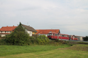 Eine Schienenbusgarnitur der OEF überquert soeben den Bahnübergang in Niederwetter, aufgenommen am 12.09.2015.