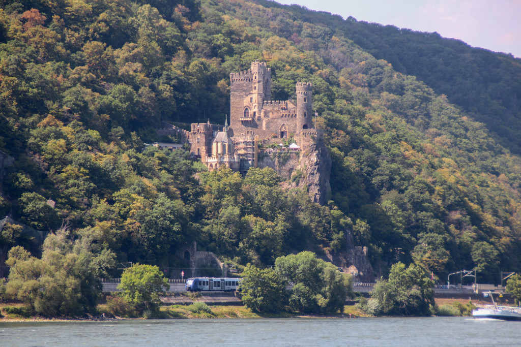 Ein LINT der VLEXX an der Burg Reichenstein bei Bingen auf der Linken Rheinstrecke, aufgenommen am 08.08.2020.