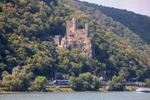 Ein LINT der VLEXX an der Burg Reichenstein bei Bingen auf der Linken Rheinstrecke, aufgenommen am 08.08.2020.