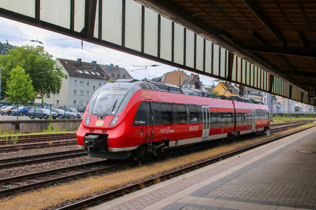 442 004 steht abgestellt im Bahnhof Trier Hbf, aufgenommen am 15.07.2020.