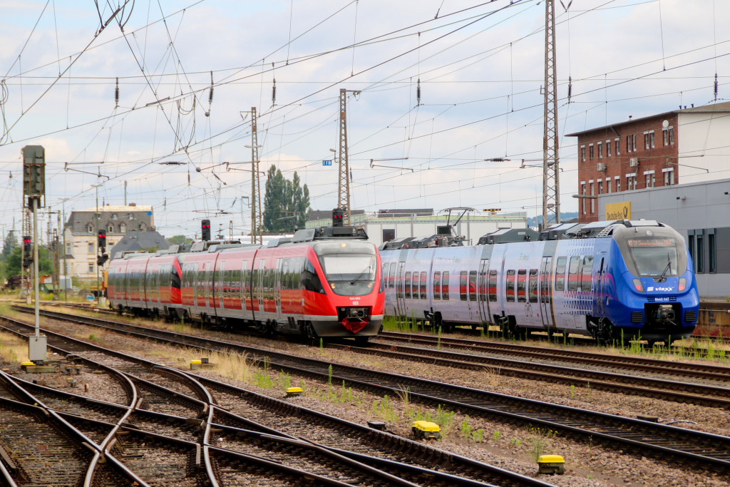 644 003 und 8442 147 stehen im Hauptbahnhof von Trier, aufgenommen am 15.07.2020.