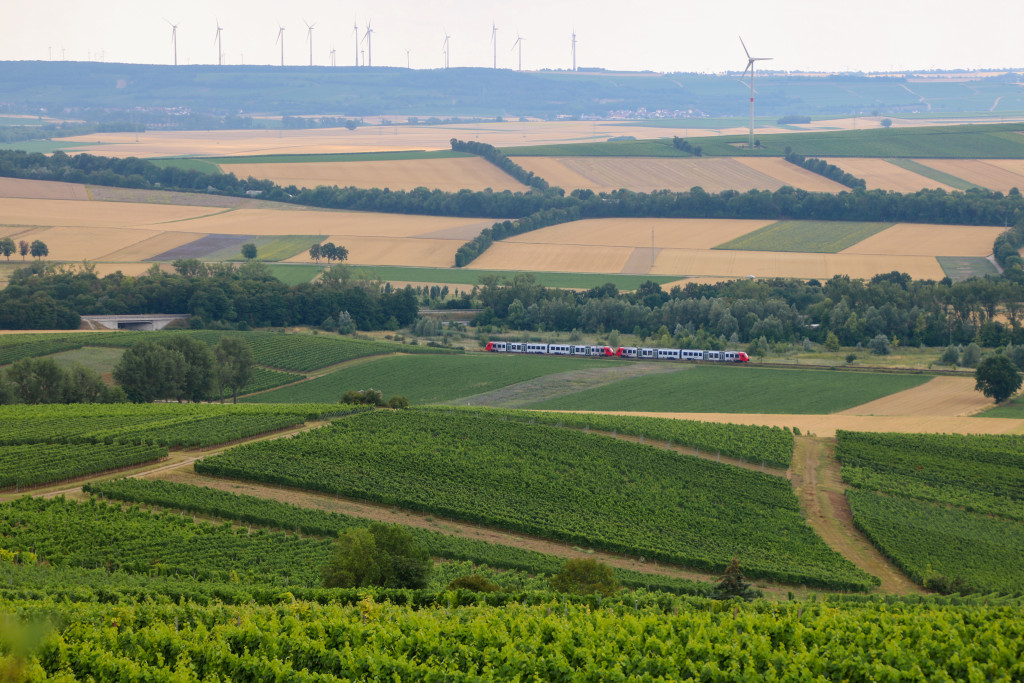 Zwei LINT der Baureihe 622 in der Nähe von Gau-Bickelheim auf der Rheinhessenbahn, aufgenommen am 17.07.2020.