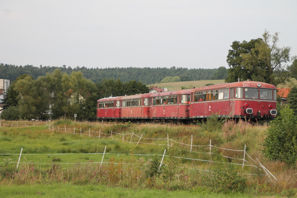 Zwischen Feldern und Weiden knattern am 12.09.2015 bei Niederwetter die Schienenbusse der OEF.
