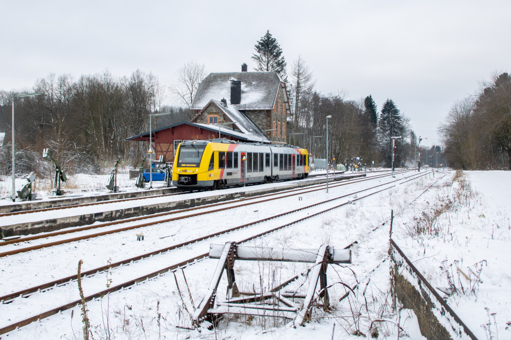 Ein LINT der HLB wartet im verschneiten Bahnhof Langenhahn auf der Oberwesterwaldbahn, aufgenommen am 31.01.2021.