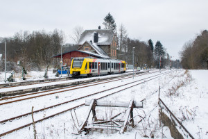 Ein LINT der HLB wartet im verschneiten Bahnhof Langenhahn auf der Oberwesterwaldbahn, aufgenommen am 31.01.2021.