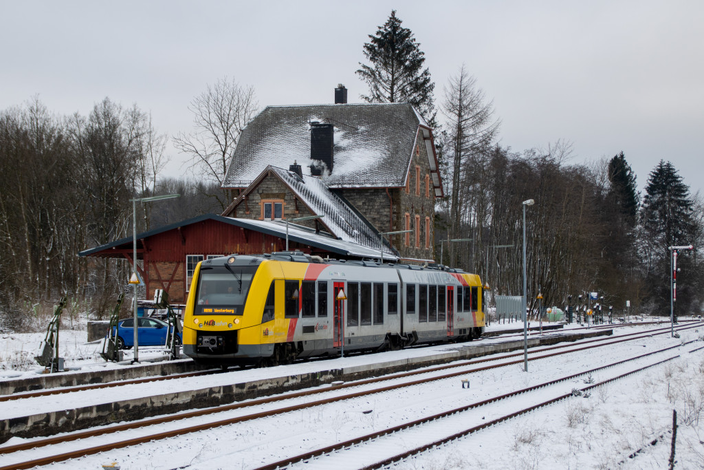 Ein LINT der HLB steht im verschneiten Bahnhof Langenhahn auf der Oberwesterwaldbahn, aufgenommen am 31.01.2021.