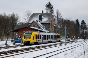Ein LINT der HLB steht im verschneiten Bahnhof Langenhahn auf der Oberwesterwaldbahn, aufgenommen am 31.01.2021.