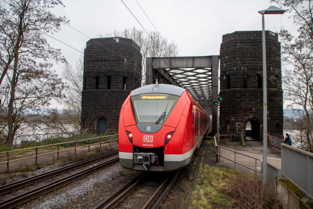 1440 224 verschwindet auf die Urmitzer Rheinbrücke, aufgenommen am 31.01.2021.
