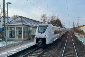 Zwei MIREOs von Trans-Regio stehen im Bahnhof Uhlerborn auf der linken Rheinstrecke, aufgenommen am 10.02.2021.