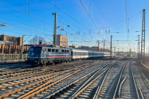 110 469 von National Express zieht ihren Ersatzzug durch Köln-Deutz, aufgenommen am 11.02.2021.