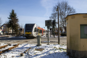 646 415 überquert den Bahnübergang in Lich, aufgenommen am 14.02.2021.
