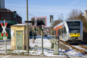 646 414 überquert den Bahnübergang in Lich, aufgenommen am 14.02.2021.
