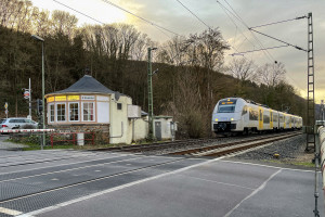 460 005 kurz vor dem Bahnübergang bei Rhens auf der linken Rheinstrecke, aufgenommen am 26.03.2021.