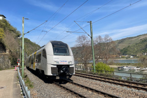 460 003 überquert den Bahnübergang in St. Goar auf der linken Rheinstrecke, aufgenommen am 24.04.2021.