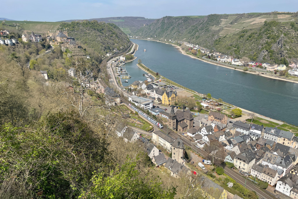 Ein 429 von DB Regio durchquert St. Goar auf der linken Rheinstrecke, aufgenommen am 24.04.2021.