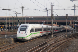 Ein ICE4 steht im Hauptbahnhof Düsseldorf, aufgenommen am 22.02.2021.