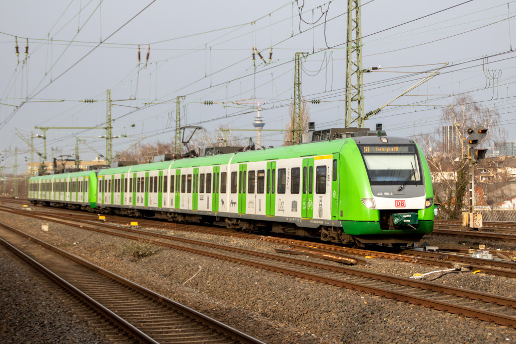 422 050 und ein weiterer 422 kurz vor dem Bahnsteig in Düsseldorf-Oberbilk, aufgenommen am 22.02.2021.