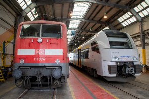 111 074 steht neben 460 004 im Abstellbahnhof Düsseldorf, aufgenommen am 22.02.2021.