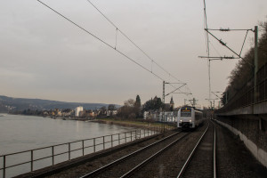 Drei 460 verlassen Remagen auf der linken Rheinstrecke, aufgenommen am 22.02.2021.