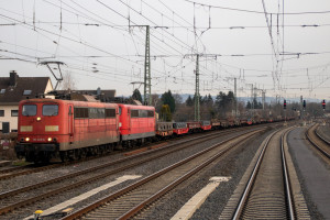 151 048 und eine weitere 151 stehen im Bahnhof Remagen auf der linken Rheinstrecke, aufgenommen am 22.02.2021.