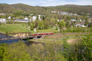 Ein 648 verlässt die Lahnbrücke in Nassau auf der Lahntalbahn, aufgenommen am 09.05.2021.