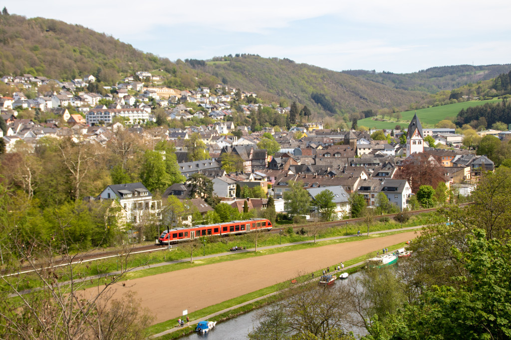 Ein 648 vor der Ortskulisse von Nassau auf der Lahntalbahn, aufgenommen am 09.05.2021.