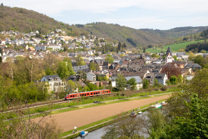Ein 648 vor der Ortskulisse von Nassau auf der Lahntalbahn, aufgenommen am 09.05.2021.