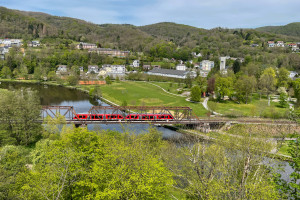 Zwei 640 überqueren die Lahnbrücke in Nassau auf der Lahntalbahn, aufgenommen am 09.05.2021.