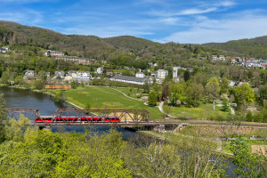 Ein 643 überquert die Lahnbrücke in Nassau auf der Lahntalbahn, aufgenommen am 09.05.2021.