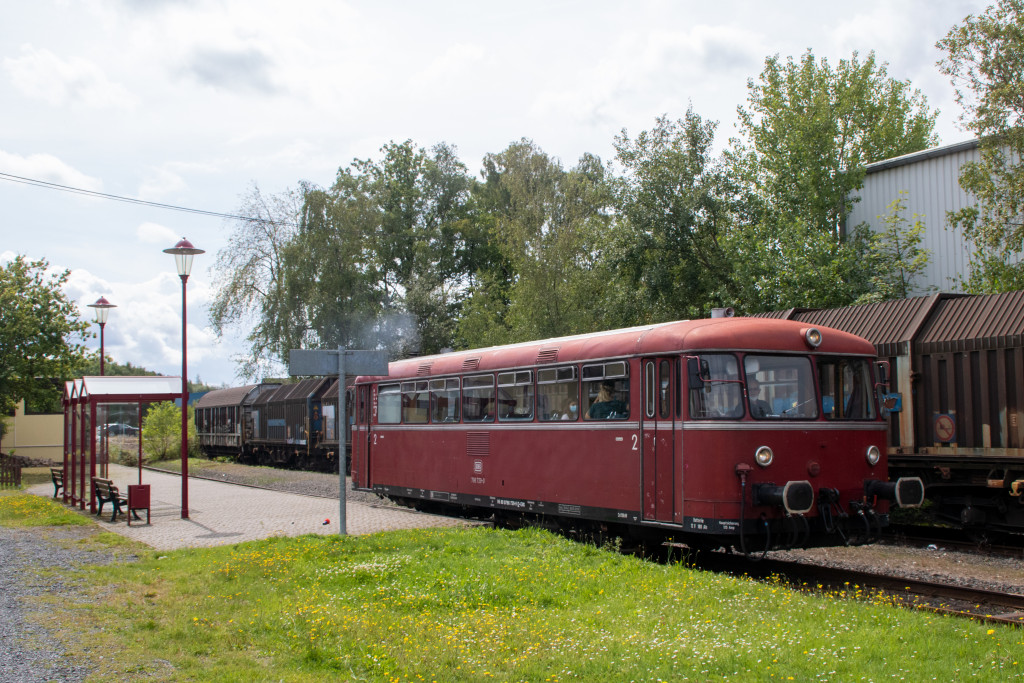 798 729 verlässt den Bahnhof Kalenborn auf der Kasbachtalbahn, aufgenommen am 11.08.2021.
