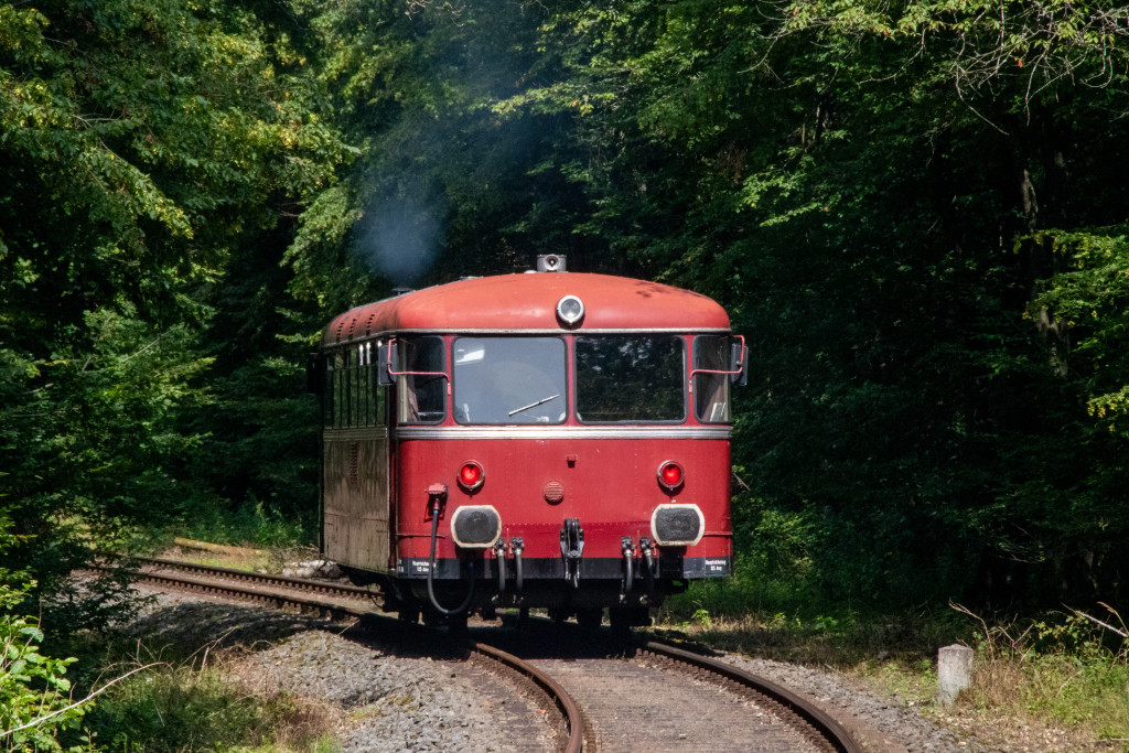 798 729 auf Bergfahrt auf der Kasbachtalbahn, aufgenommen am 11.08.2021.