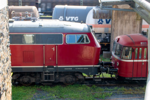 Im Bahnbetriebswerk Linz (Rhein) verstecken sich eine 215 und ein Schienenbus, aufgenommen am 11.08.2021.