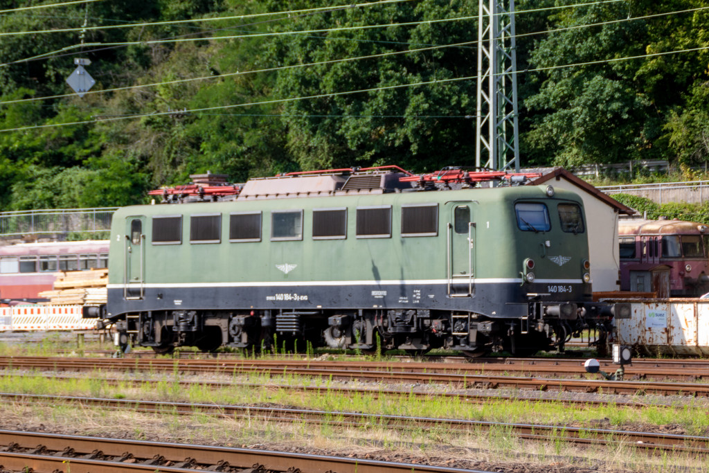 140 184 sonnt sich im Bahnbetriebswerk Linz (Rhein), aufgenommen am 11.08.2021.
