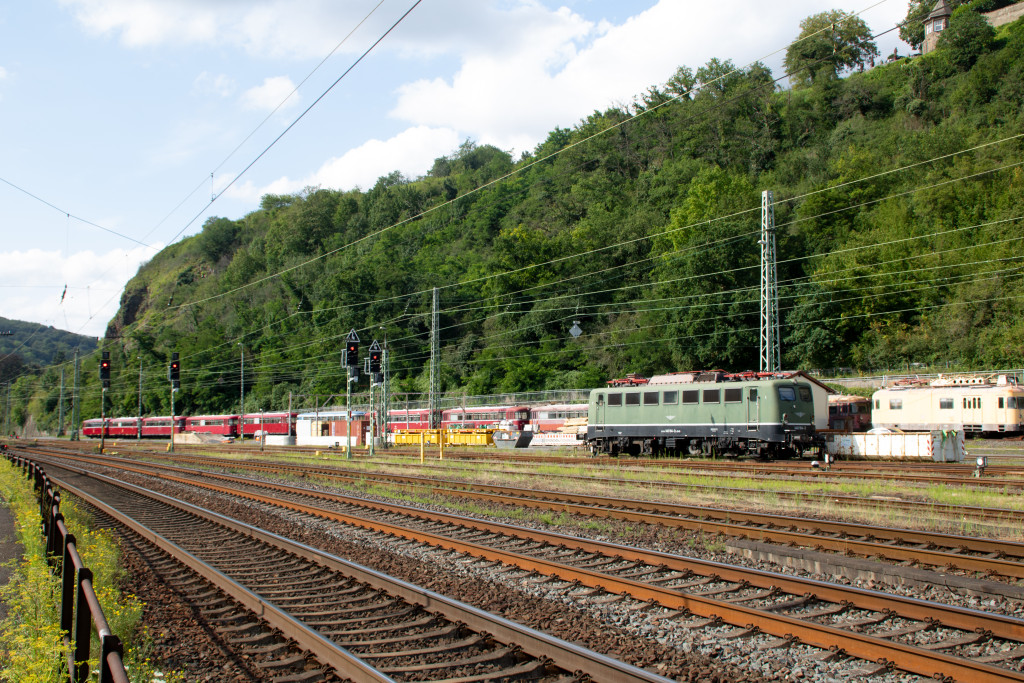 Im Bahnbetriebswerk Linz (Rhein) sonnen sich 140 184 und einige Schienenbusse, aufgenommen am 11.08.2021.