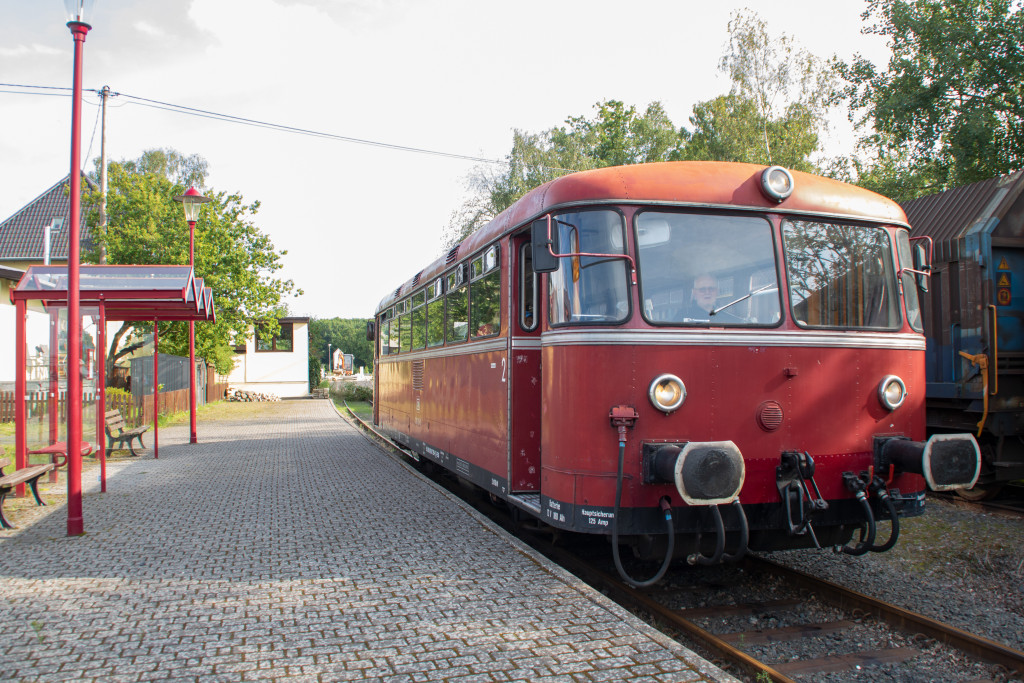 798 729 steht abfahrbereit im Bahnhof Kalenborn auf der Kasbachtalbahn, aufgenommen am 11.08.2021.