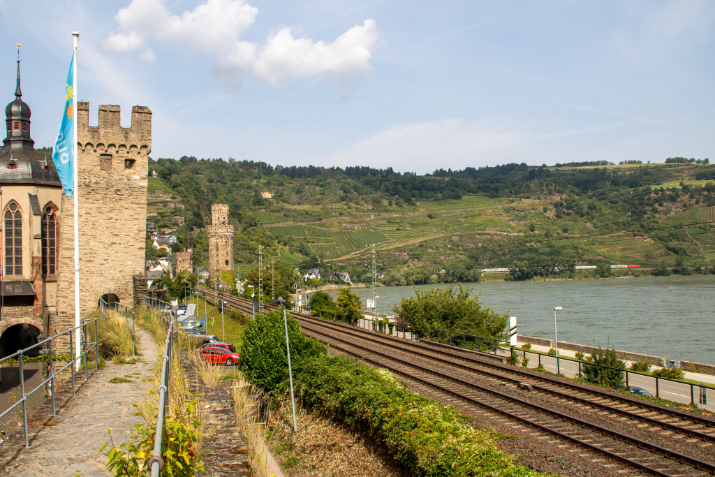 Ein IC in den Weinbergen bei Oberwesel auf der linken Rheinstrecke, aufgenommen am 13.08.2021.