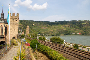 Ein IC in den Weinbergen bei Oberwesel auf der linken Rheinstrecke, aufgenommen am 13.08.2021.