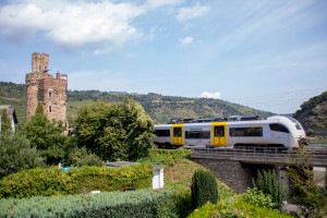 460 006 am Ochsenturm in Oberwesel auf der linken Rheinstrecke, aufgenommen am 12.08.2021.