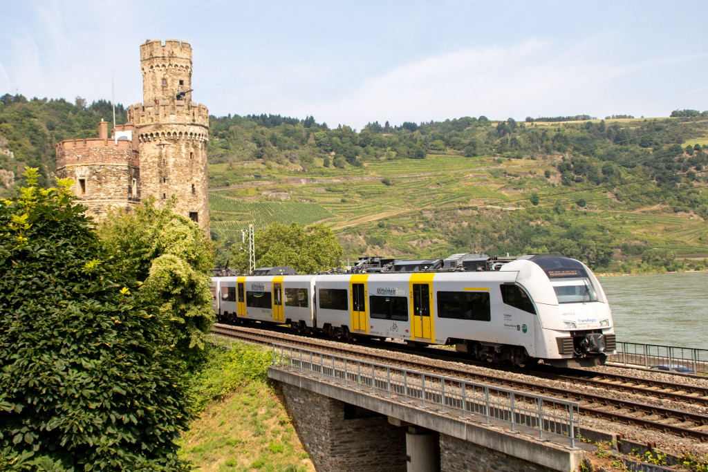460 013 am Ochsenturm in Oberwesel auf der linken Rheinstrecke, aufgenommen am 12.08.2021.