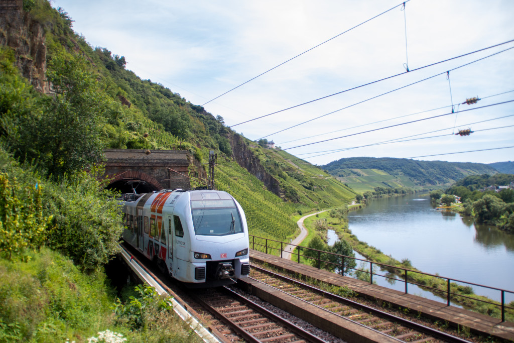 429 110 verlässt den Prinzenkopftunnel auf der Moselstrecke, aufgenommen am 15.08.2021.
