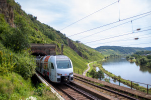 429 110 verlässt den Prinzenkopftunnel auf der Moselstrecke, aufgenommen am 15.08.2021.