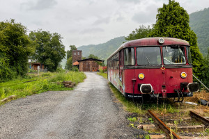 996 683 am alten Lokschuppen in Traben-Trarbach auf der Moselweinbahn, aufgenommen am 17.08.2021.