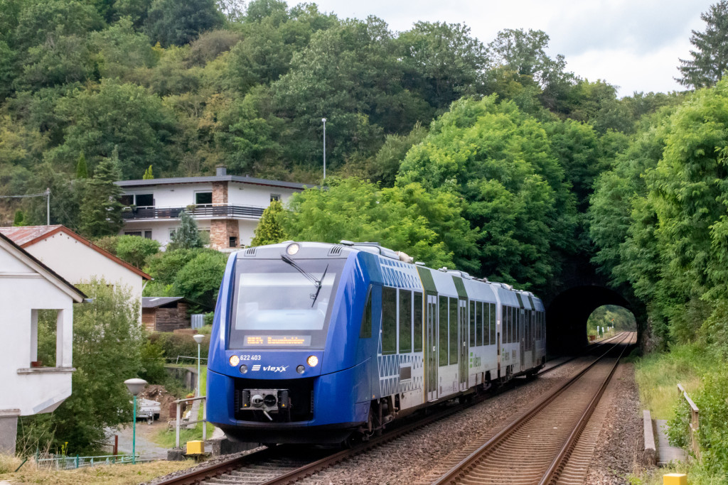 622 403 verlässt den Tunnel in Nohen auf der Nahetalbahn, aufgenommen am 18.08.2021.